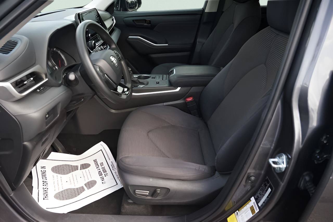 Used 2021 Toyota Highlander L FWD image 9