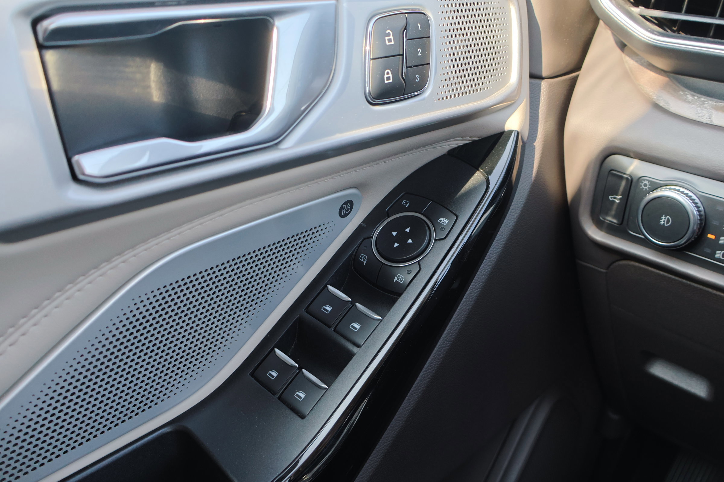 Certified 2022 Ford Explorer Platinum w/ Equipment Group 601A image 17