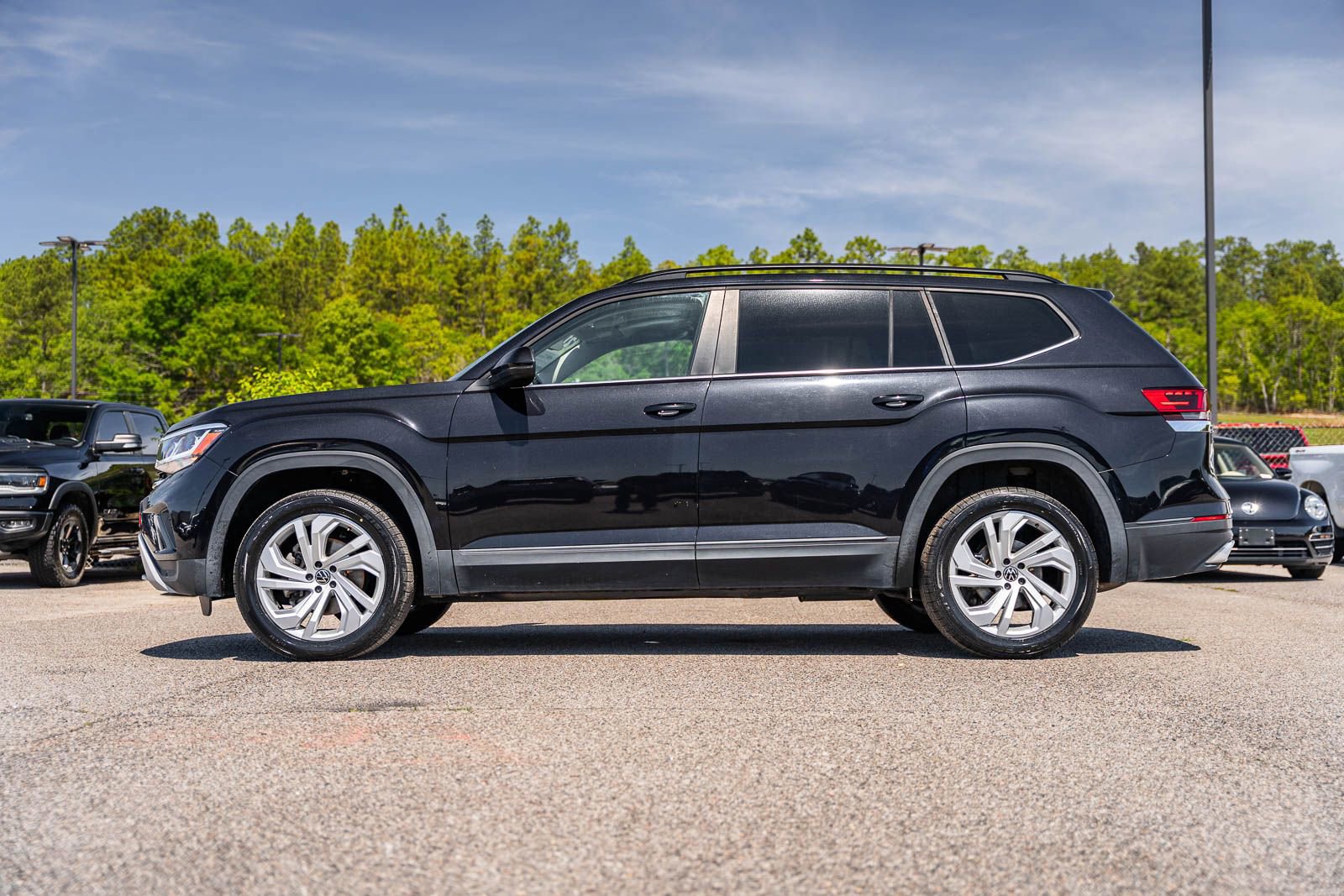 Used 2021 Volkswagen Atlas SE w/ Panoramic Sunroof Package FWD image 4