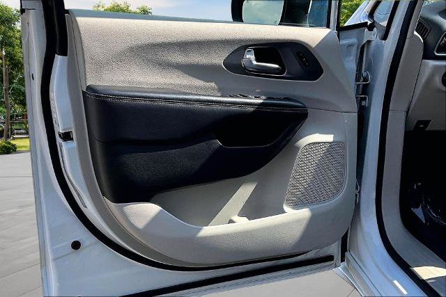 Used 2023 Chrysler Pacifica Touring-L FWD image 22