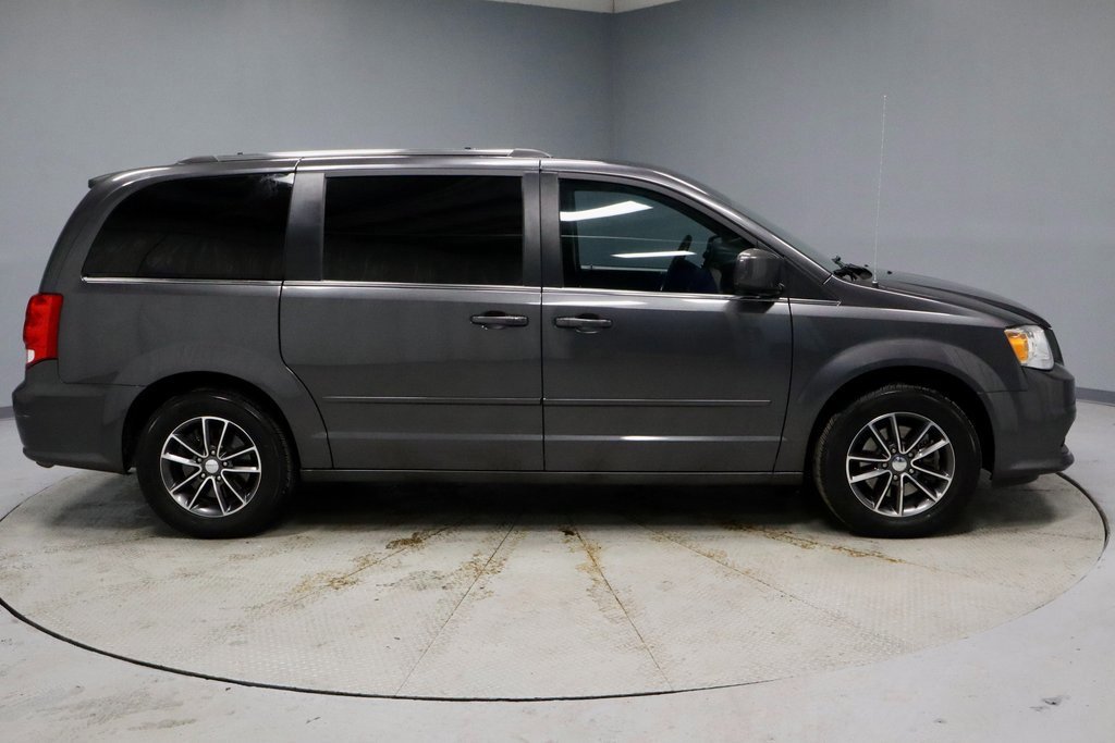 Used 2017 Dodge Grand Caravan SXT image 6