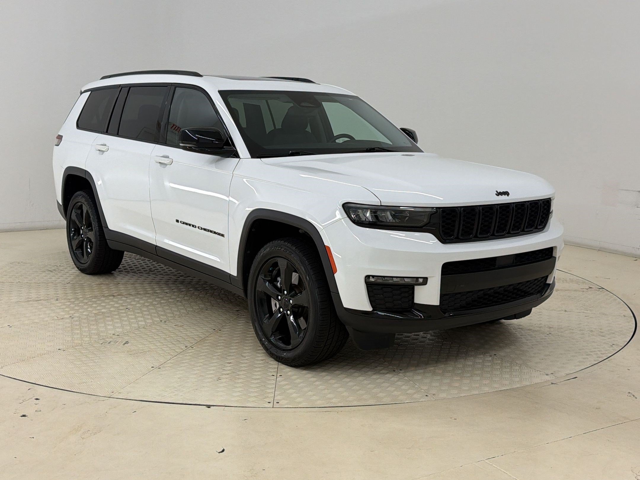 Used 2022 Jeep Grand Cherokee L Limited w/ Black Appearance Package AWD/4WD image 7