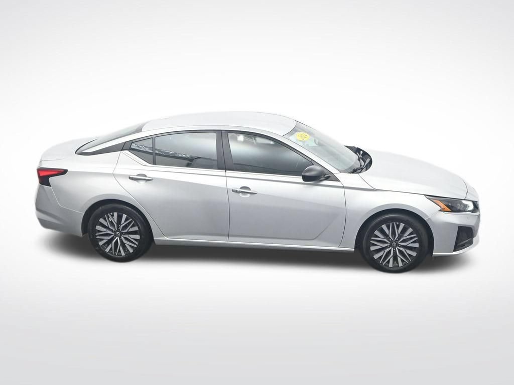 Used 2024 Nissan Altima 2.5 SV FWD image 32