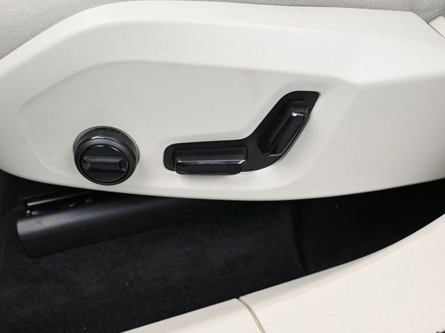 Used 2022 Volvo XC60 B5 Momentum image 13