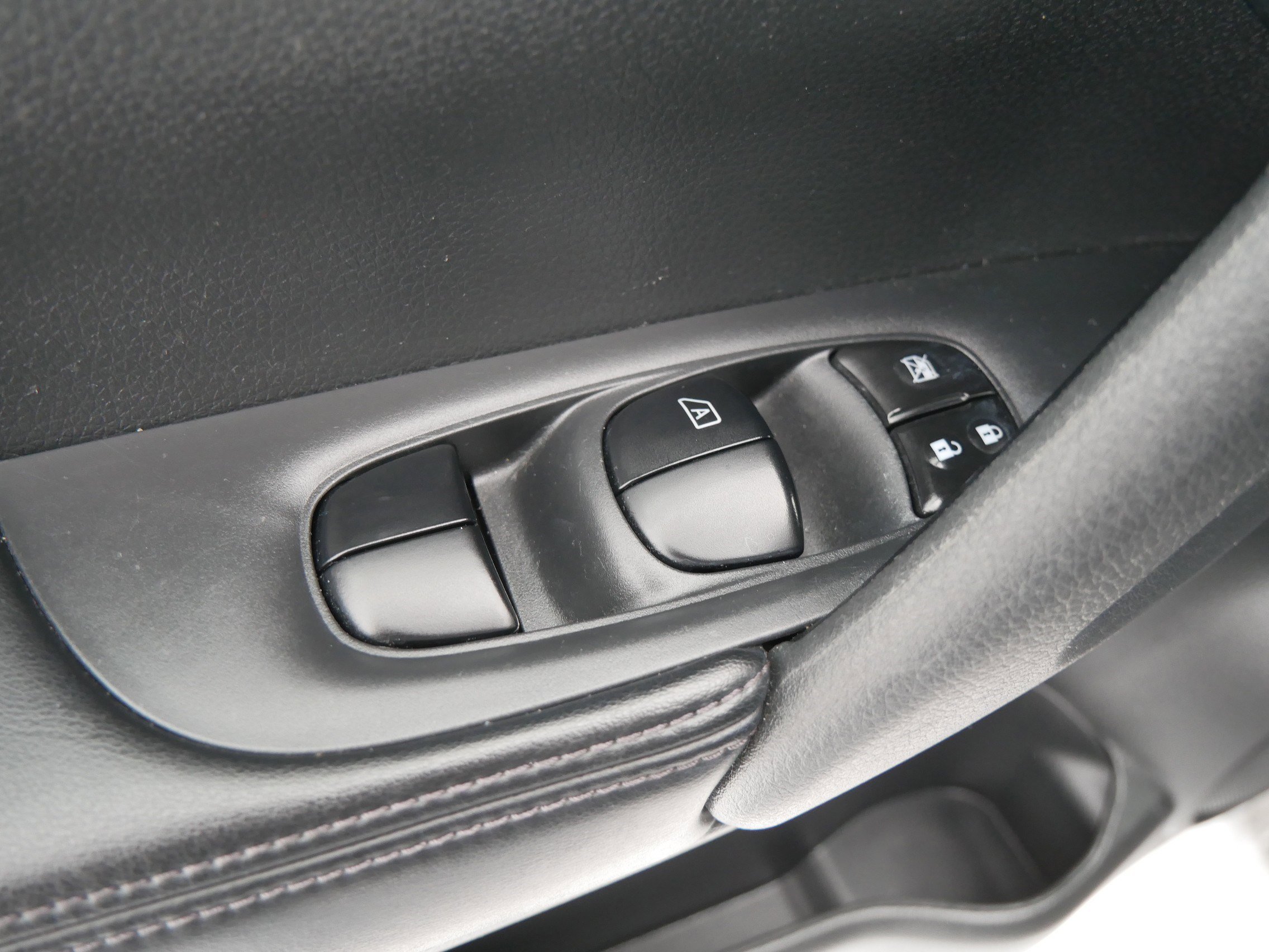 Used 2020 Nissan Rogue S image 20