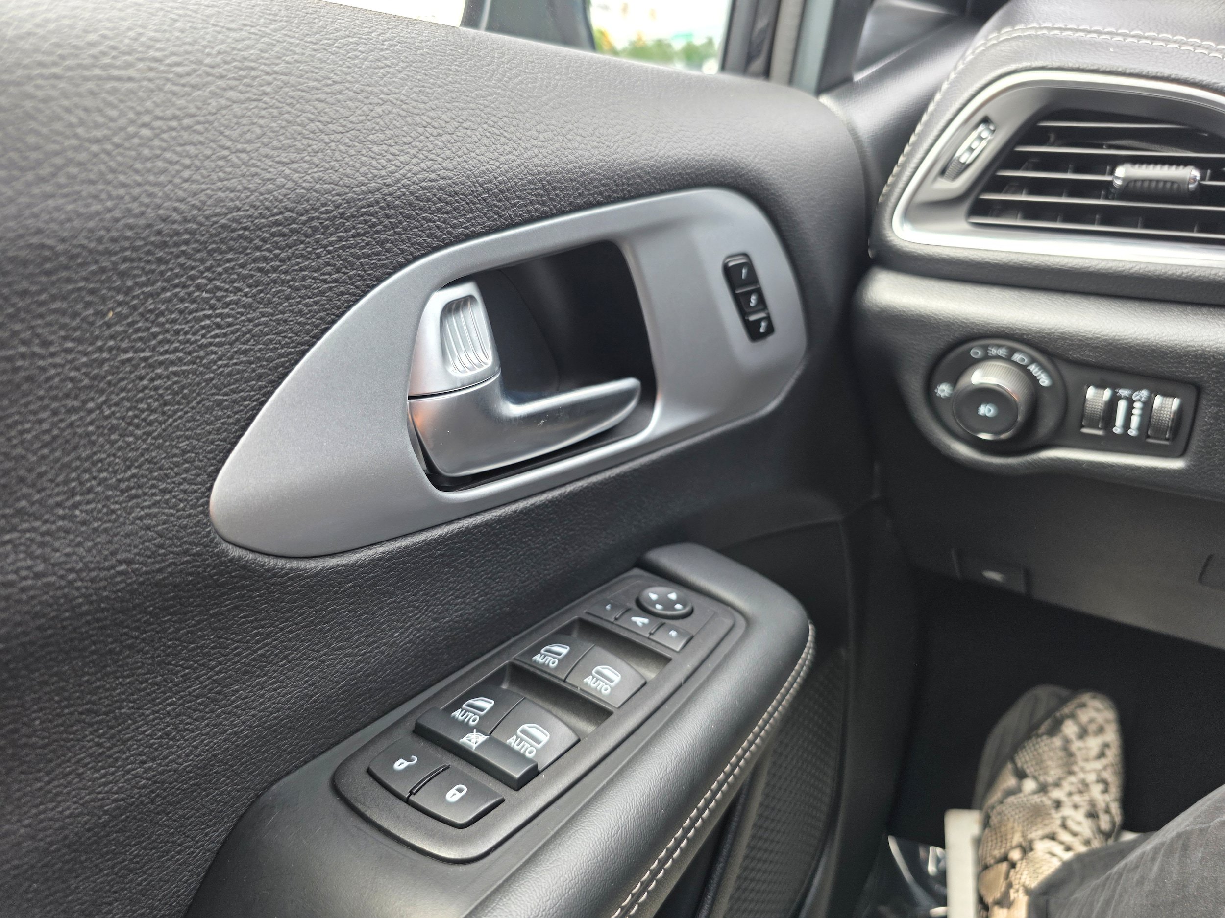 Used 2025 Chrysler Pacifica Limited FWD image 19