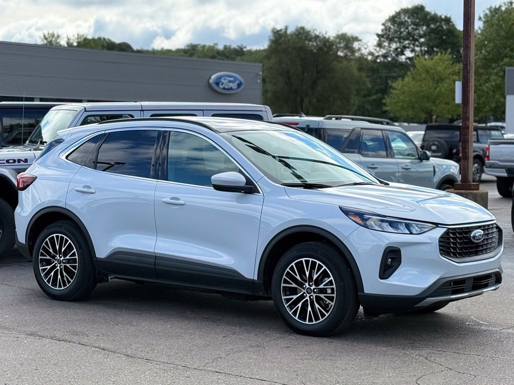 Certified 2026 Ford Escape SE w/ Class II Trailer Tow Package FWD image 27