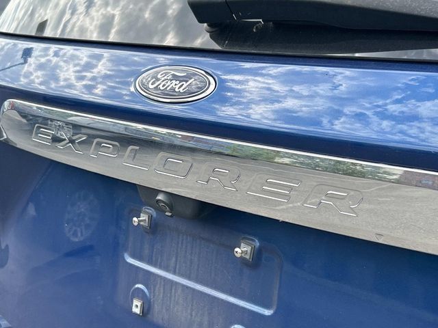 Certified 2022 Ford Explorer XLT w/ Equipment Group 202A RWD image 9