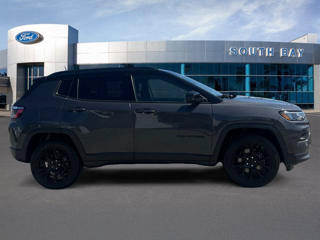 Used 2024 Jeep Compass Latitude w/ Convenience Group AWD/4WD image 6