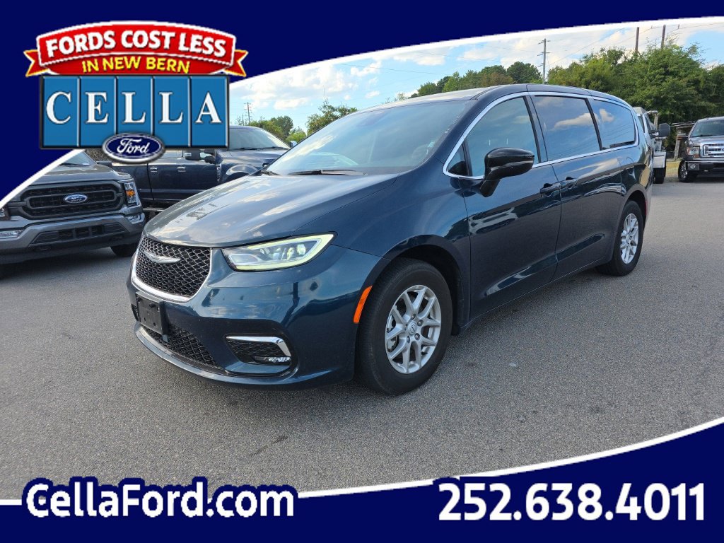 Used 2025 Chrysler Pacifica Select