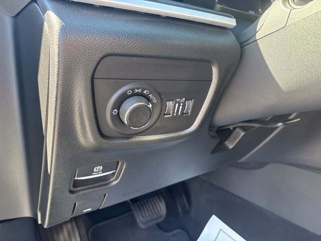 Used 2025 Jeep Grand Cherokee Altitude RWD image 16