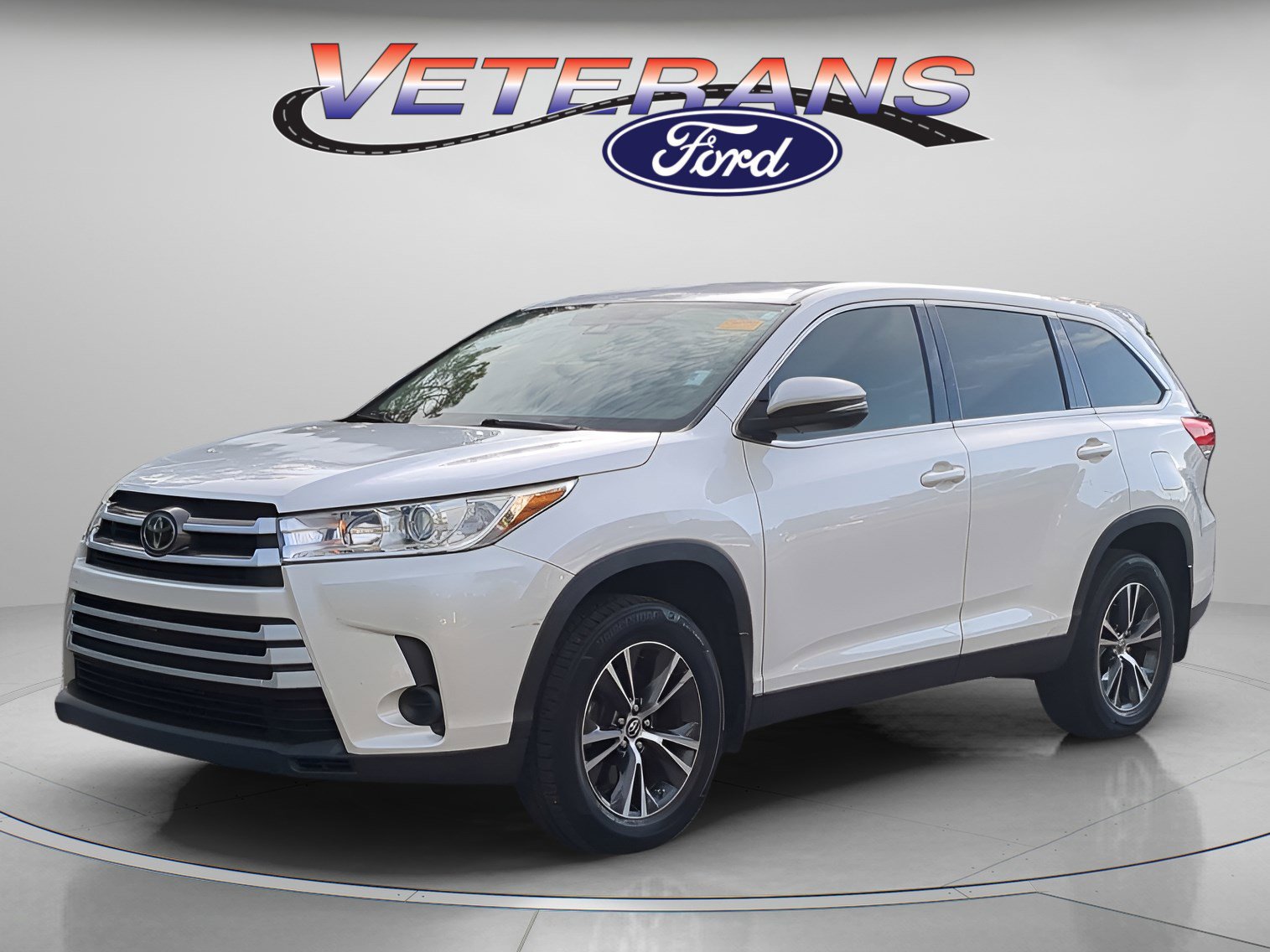 Used 2019 Toyota Highlander LE FWD image 1