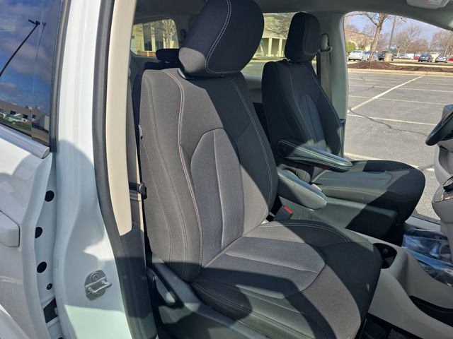 Used 2022 Chrysler Voyager LX image 24