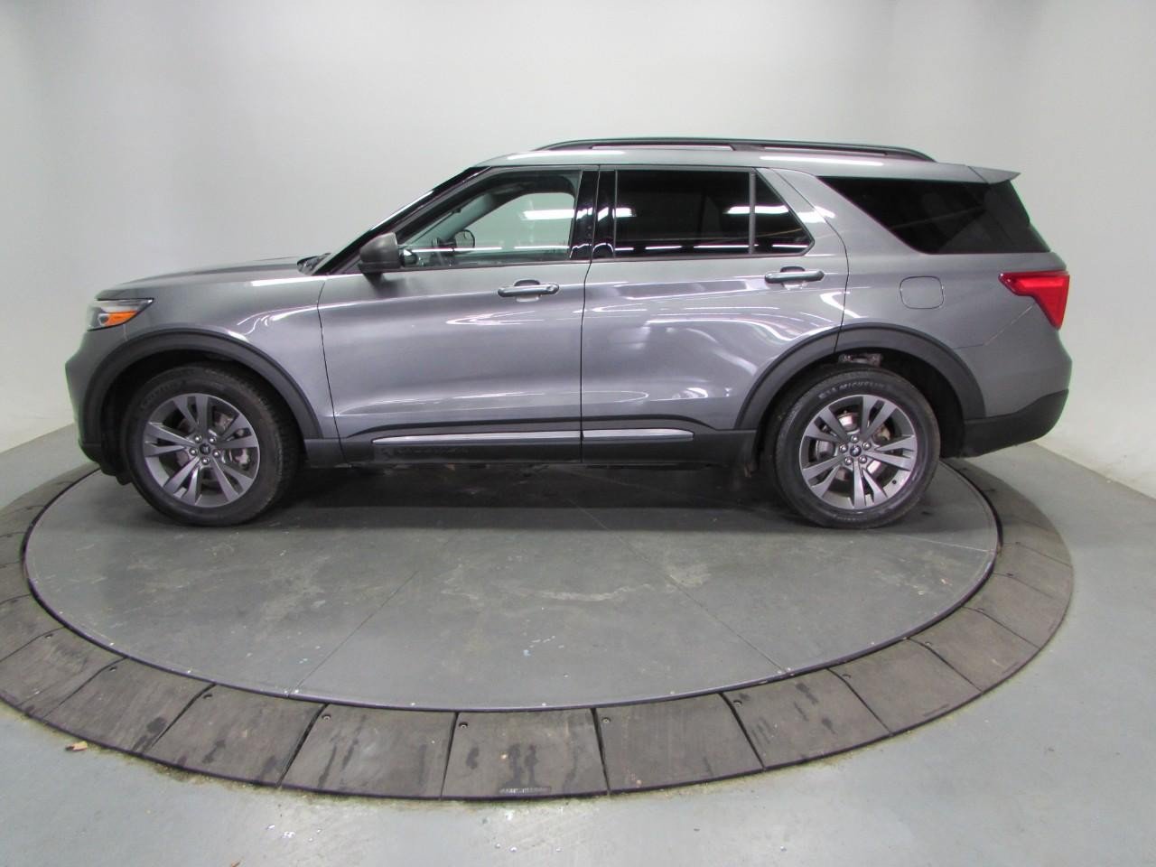 Certified 2021 Ford Explorer XLT w/ Equipment Group 202A AWD/4WD image 4
