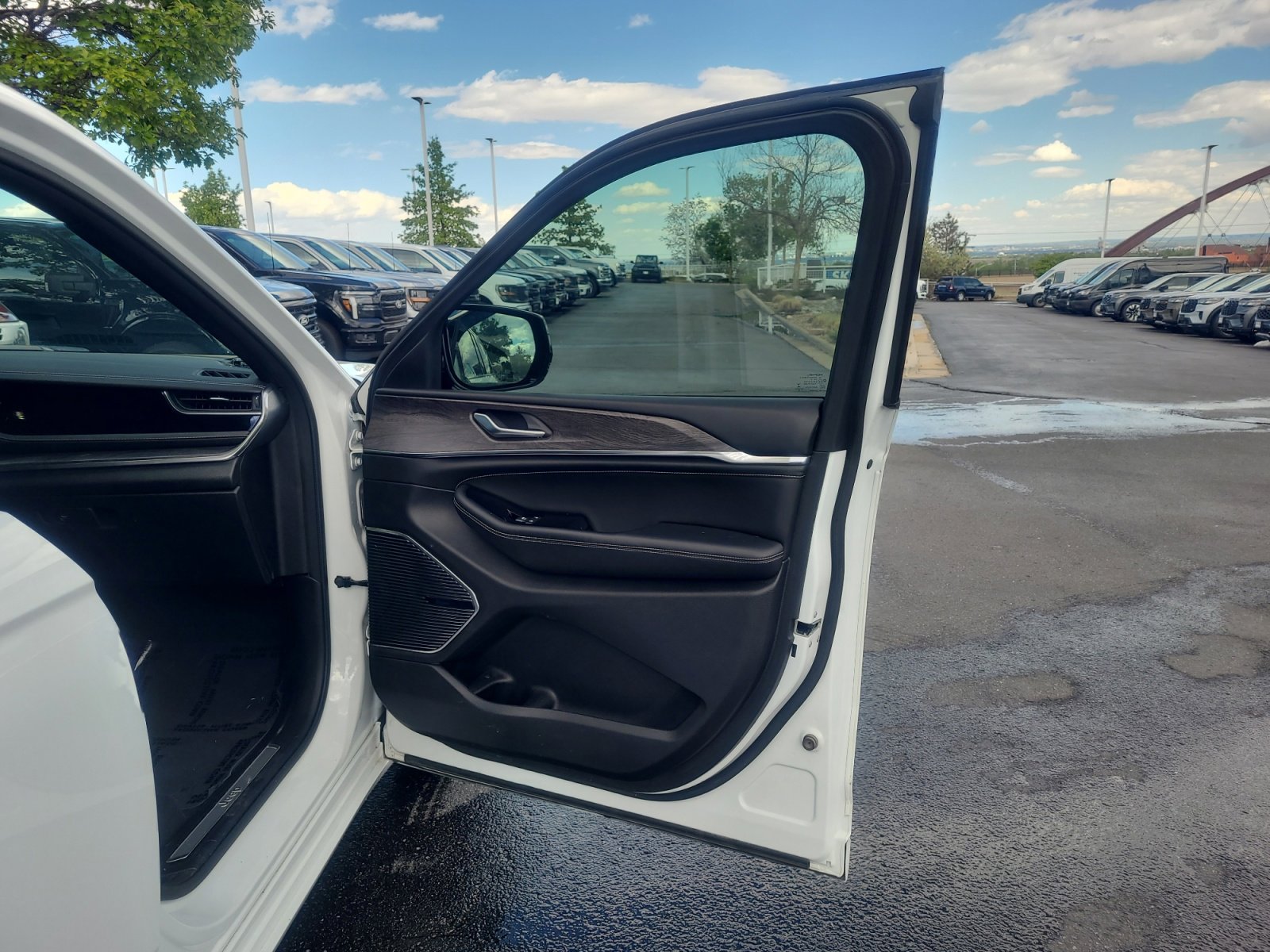 Used 2022 Jeep Grand Cherokee Overland AWD/4WD image 16