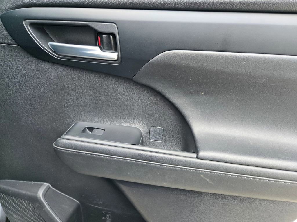 Used 2021 Toyota Highlander XLE FWD image 10