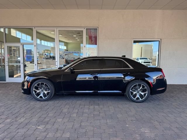 Used 2018 Chrysler 300 Touring RWD image 2