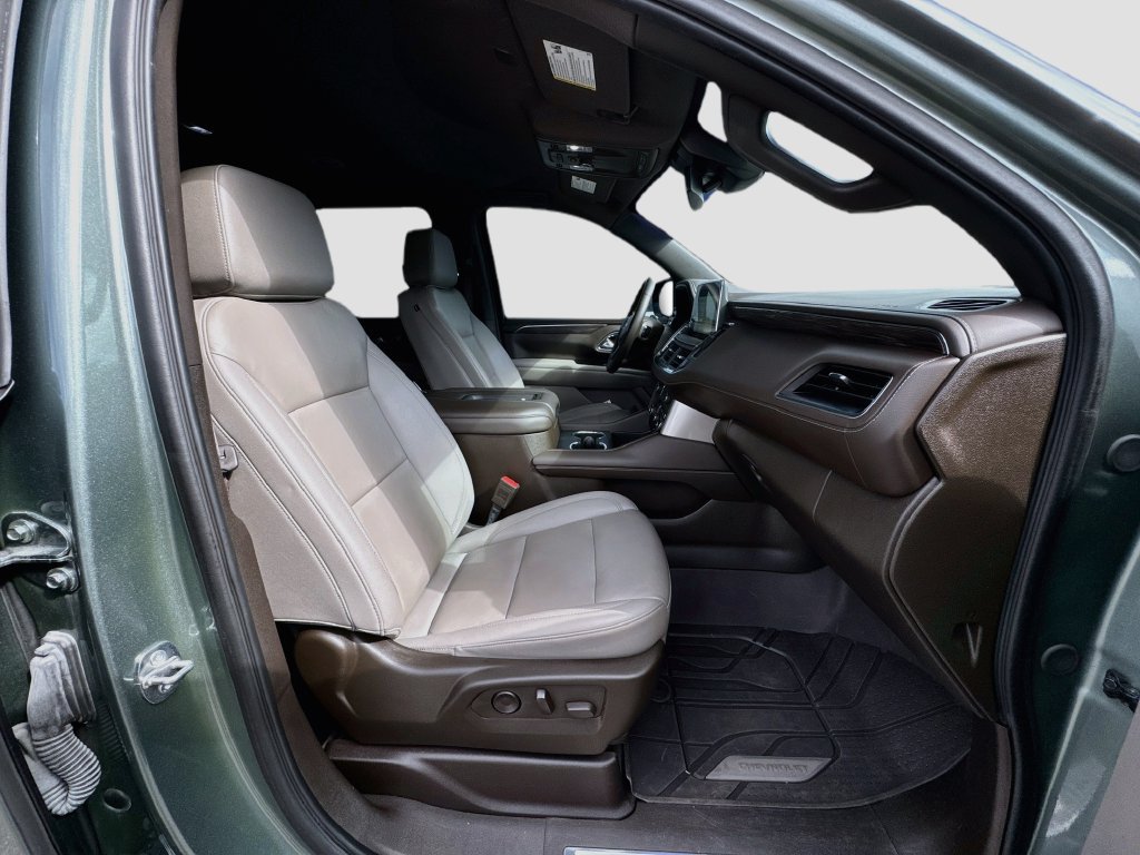 Used 2024 Chevrolet Suburban LT w/ Luxury Package RWD image 30