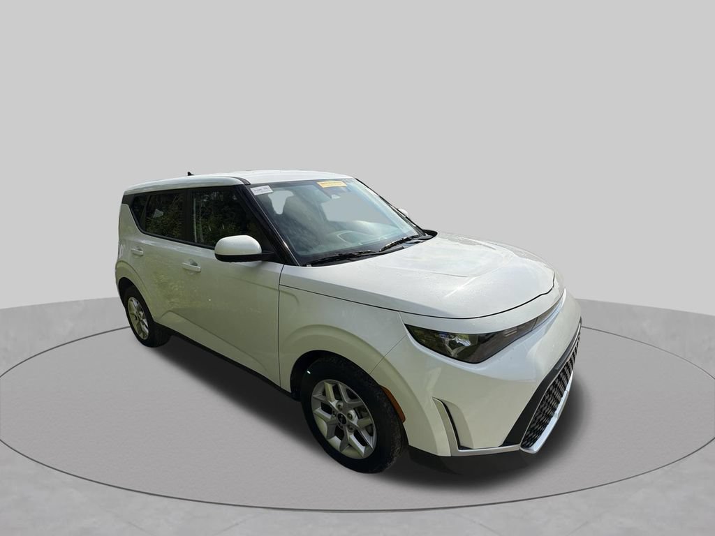Used 2025 Kia Soul LX w/ LX Technology Package FWD image 4