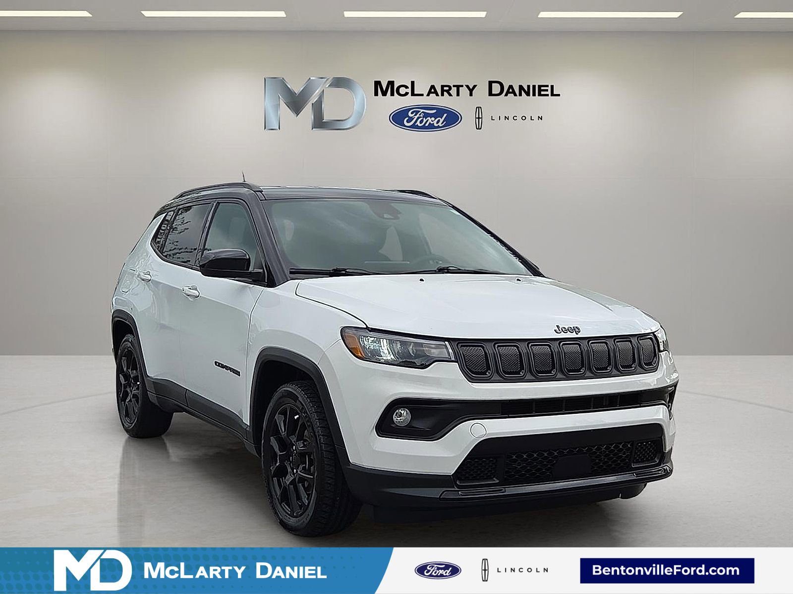 Used 2022 Jeep Compass Latitude FWD image 1
