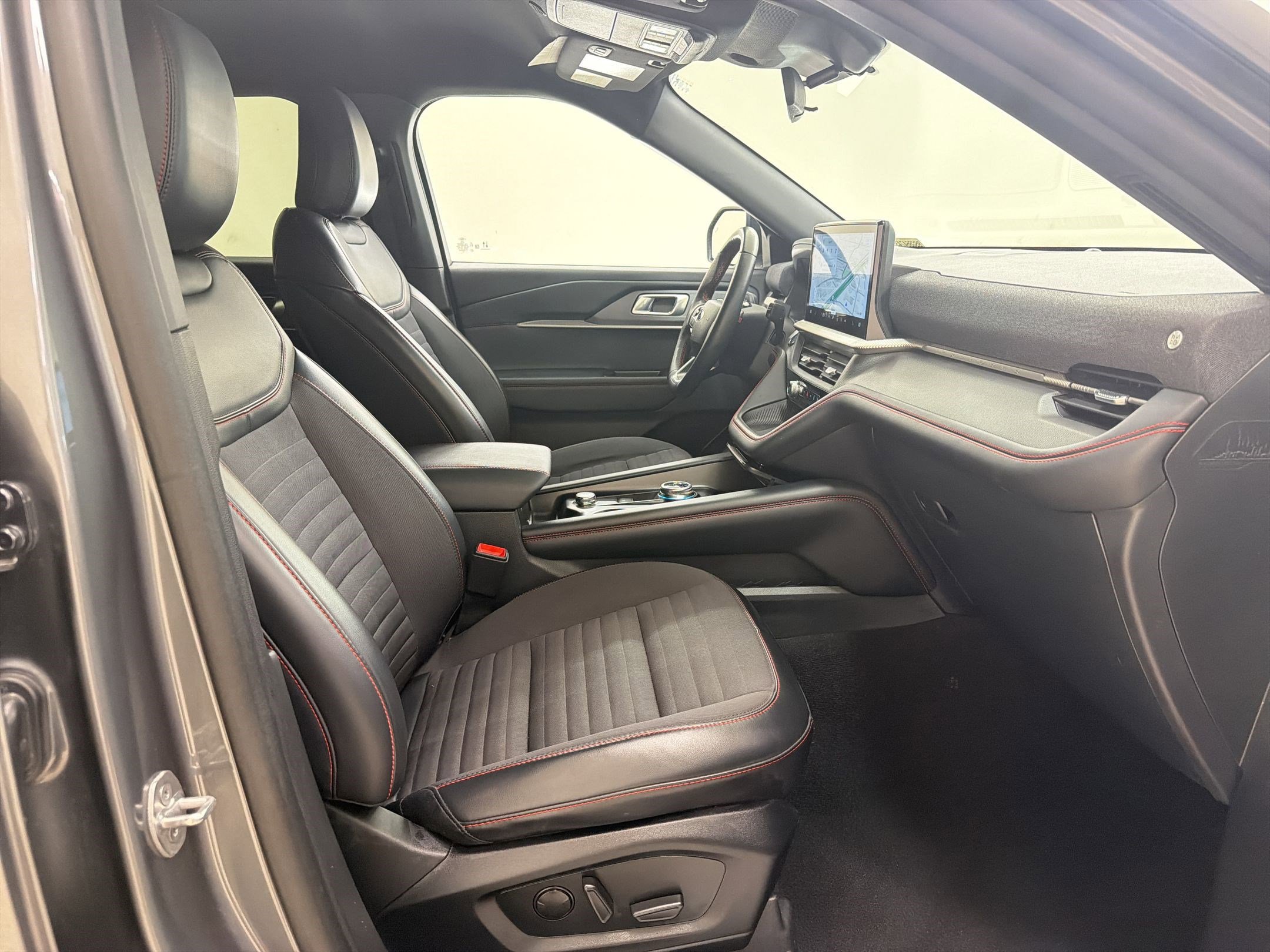 Certified 2025 Ford Explorer ST-Line w/ ST-Line Street Pack AWD/4WD image 30