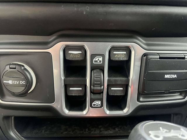 Used 2018 Jeep Wrangler Unlimited Sahara AWD/4WD image 29