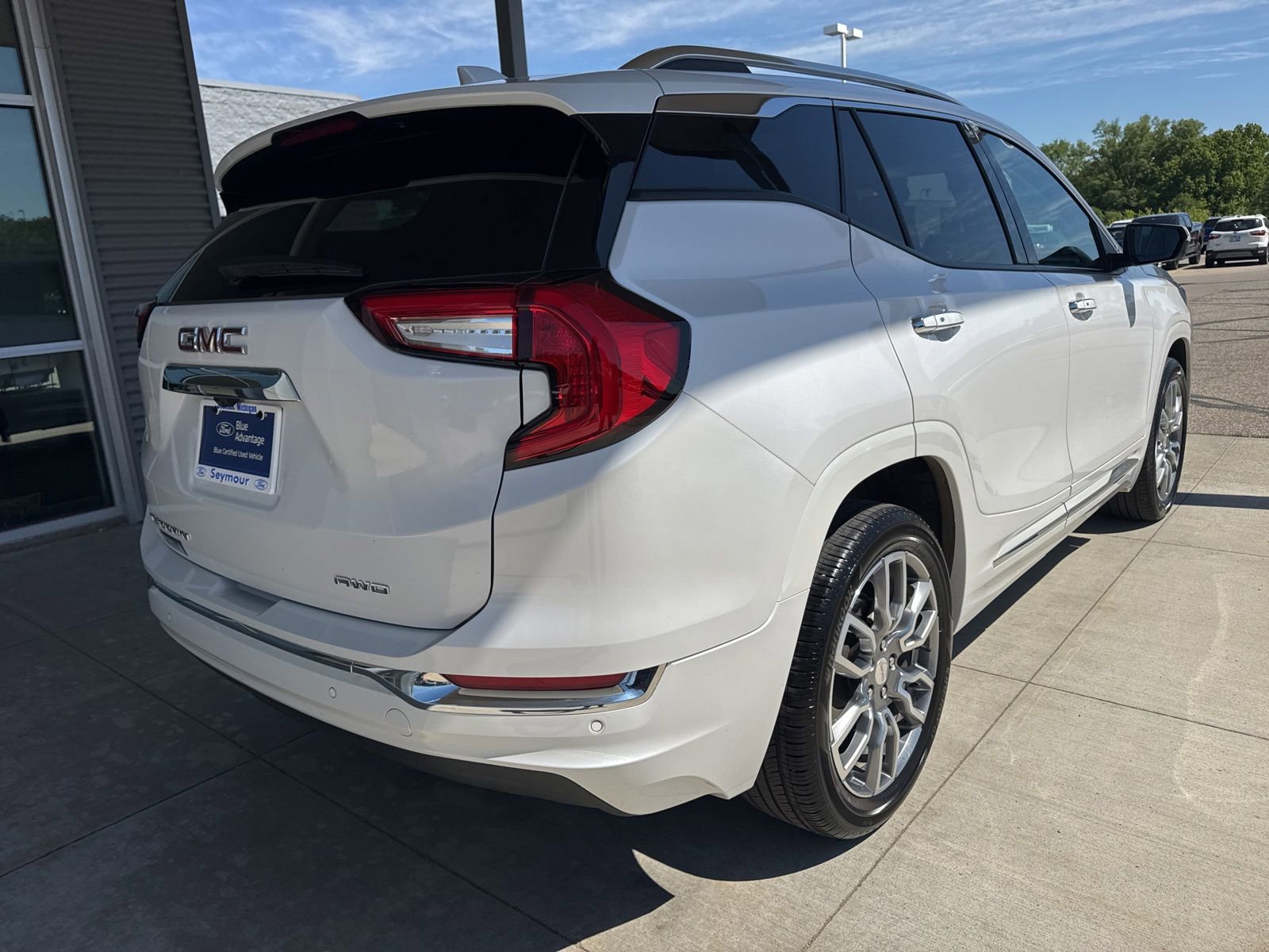 Used 2024 GMC Terrain Denali w/ Denali Premium Package AWD/4WD image 8