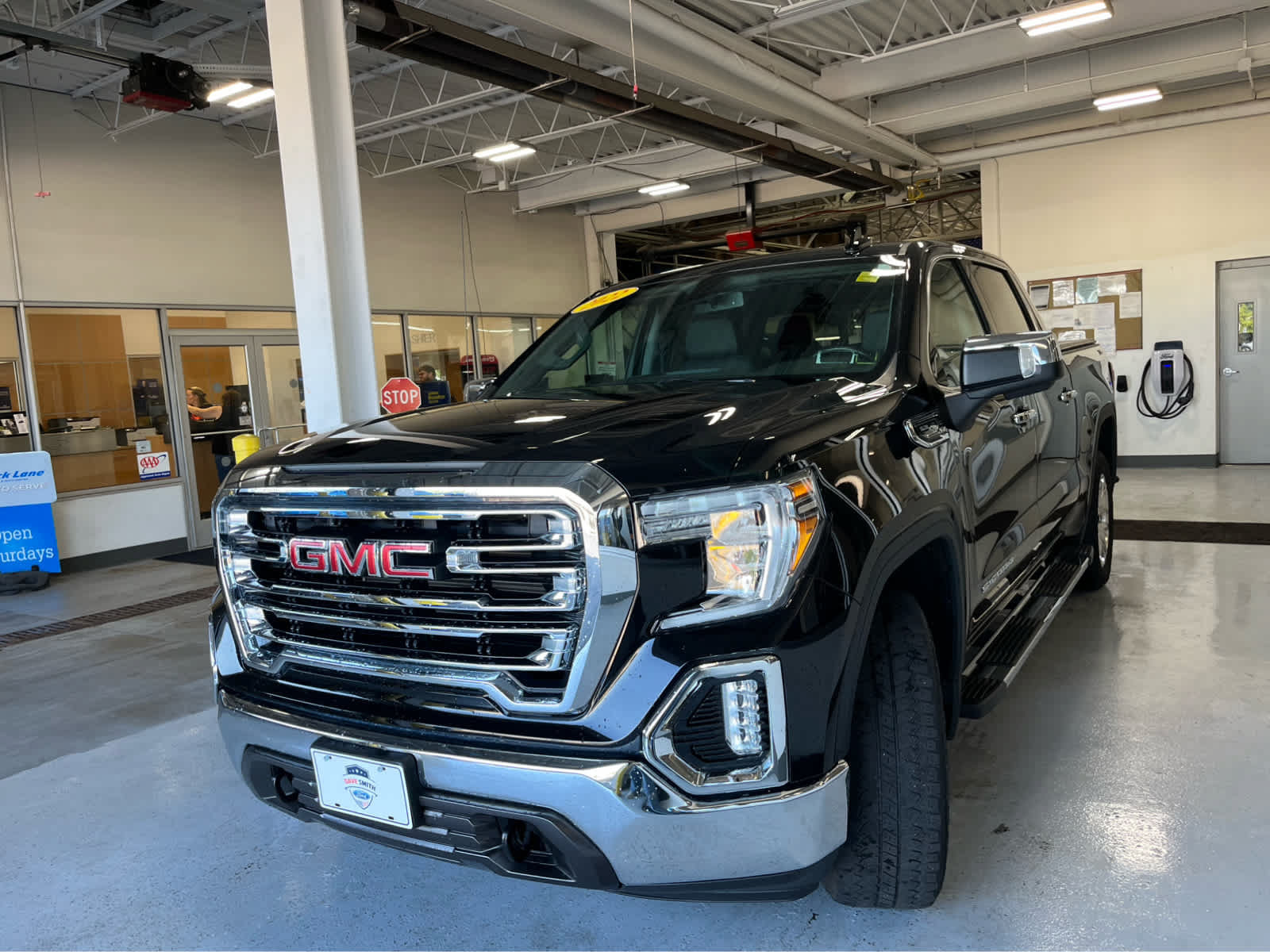 Used 2022 GMC Sierra 1500 SLT w/ SLT Premium Package AWD/4WD image 5