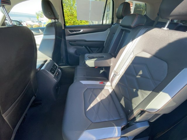 Used 2024 Volkswagen Atlas Peak Edition SE AWD/4WD image 37