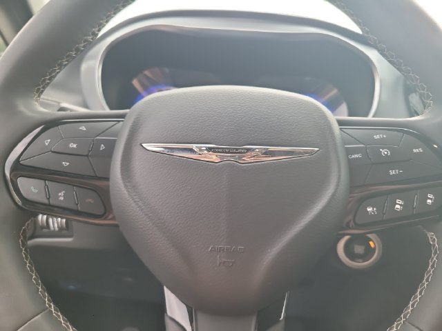 Used 2025 Chrysler Pacifica Limited FWD image 13