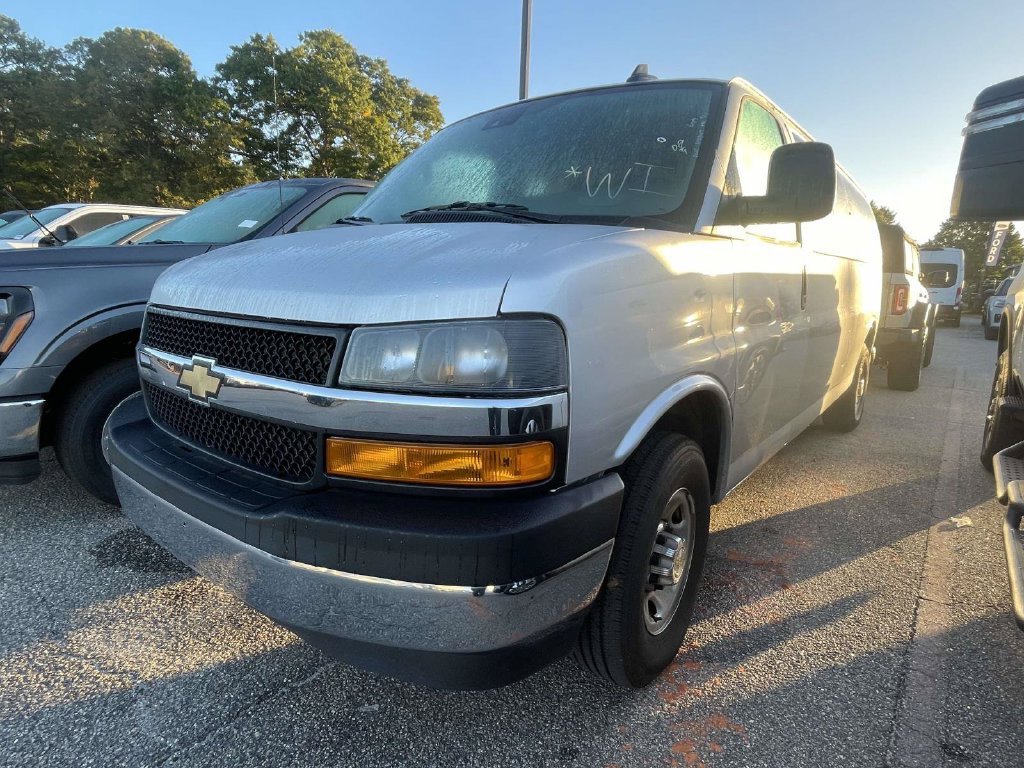Used 2025 Chevrolet Express 3500 LT w/ LT Preferred Equipment Group RWD image 3