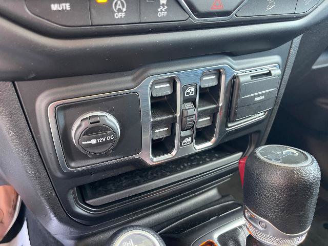 Used 2019 Jeep Wrangler Unlimited Sahara AWD/4WD image 17