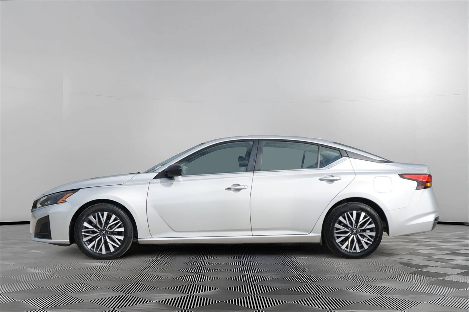 Used 2024 Nissan Altima 2.5 SV FWD image 7