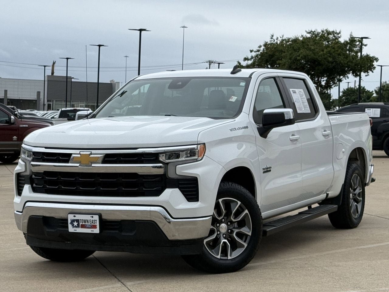 Used 2022 Chevrolet Silverado 1500 LT RWD image 2