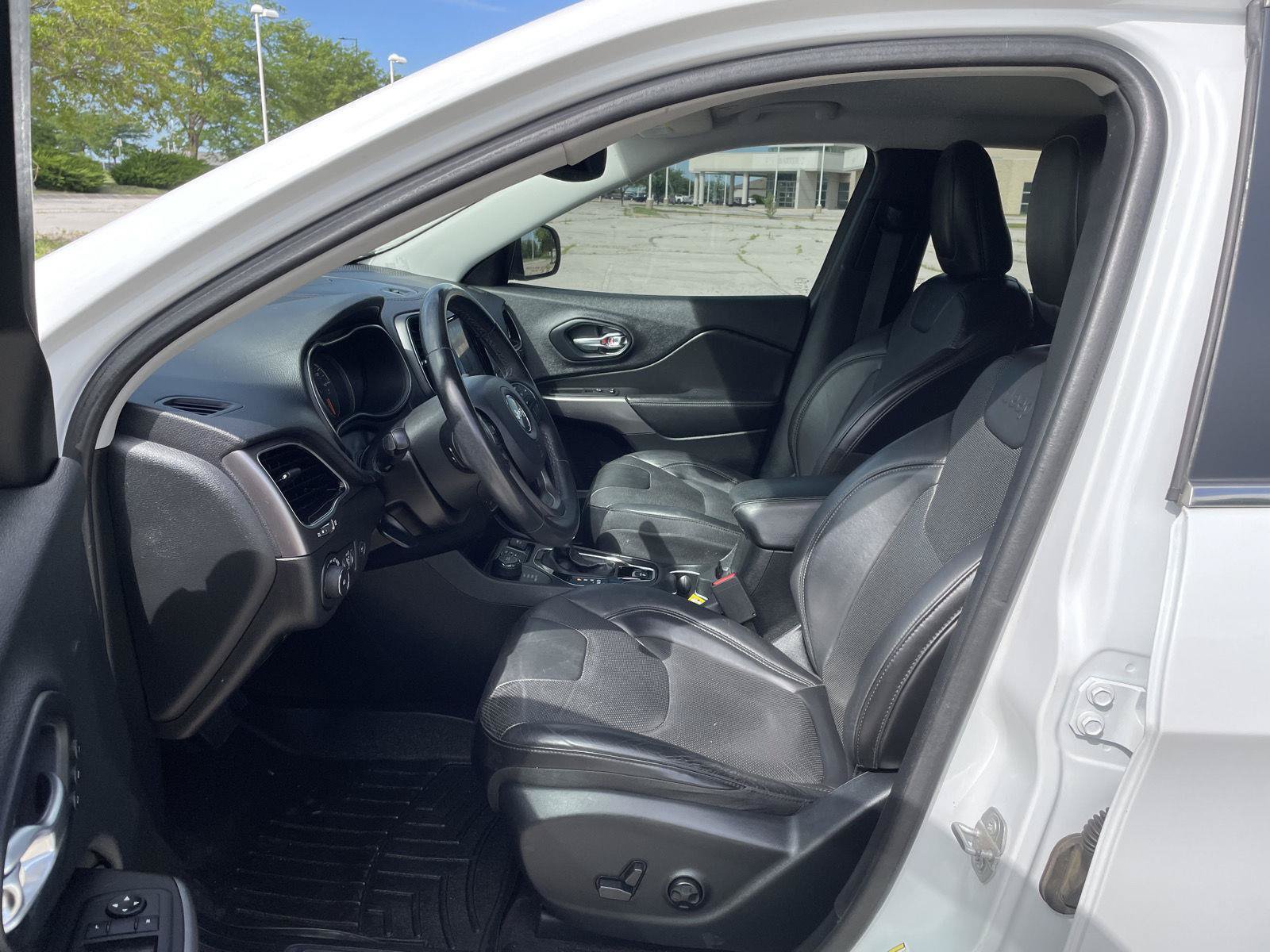 Used 2019 Jeep Cherokee Limited w/ Trailer Tow Group AWD/4WD image 17