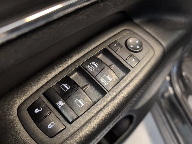 Used 2022 Jeep Grand Cherokee Limited w/ Technology Group AWD/4WD image 15