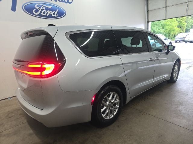 Used 2024 Chrysler Pacifica Touring-L FWD image 24