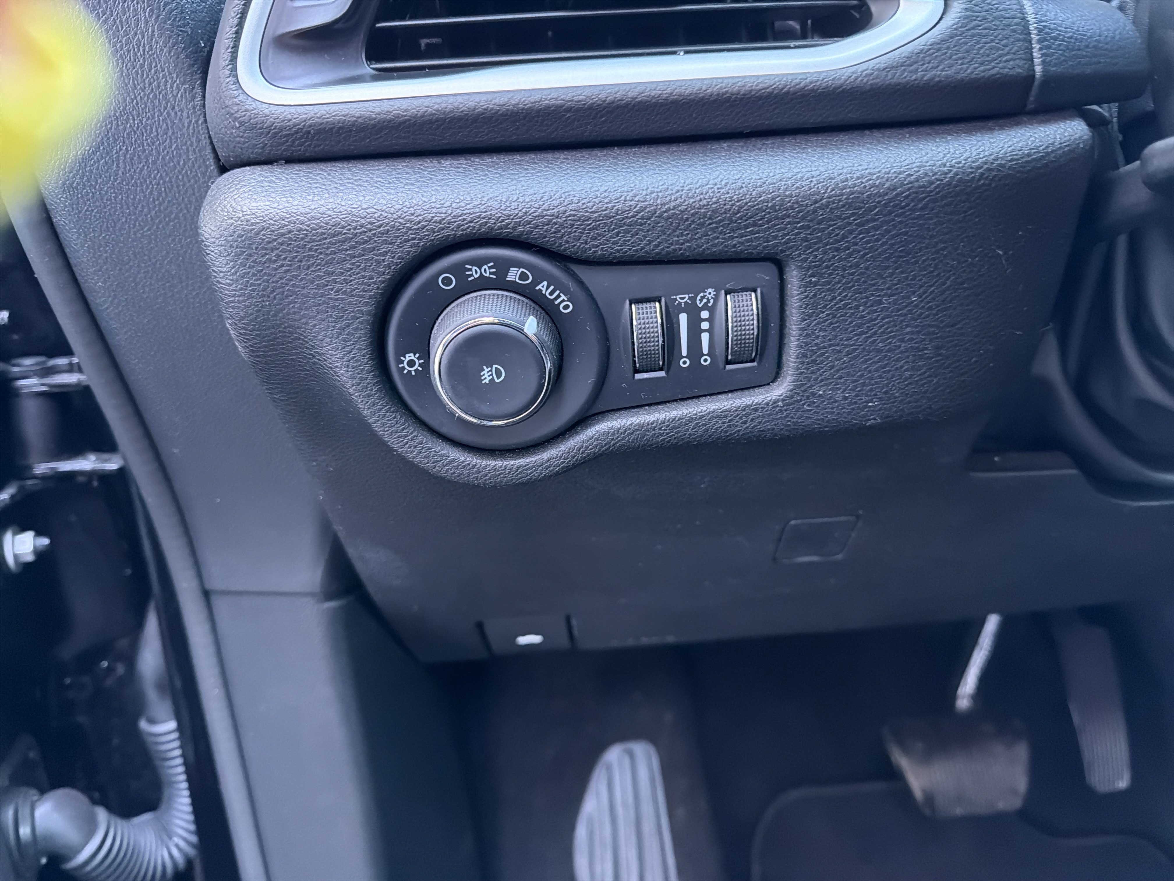 Used 2025 Chrysler Pacifica Select FWD image 30