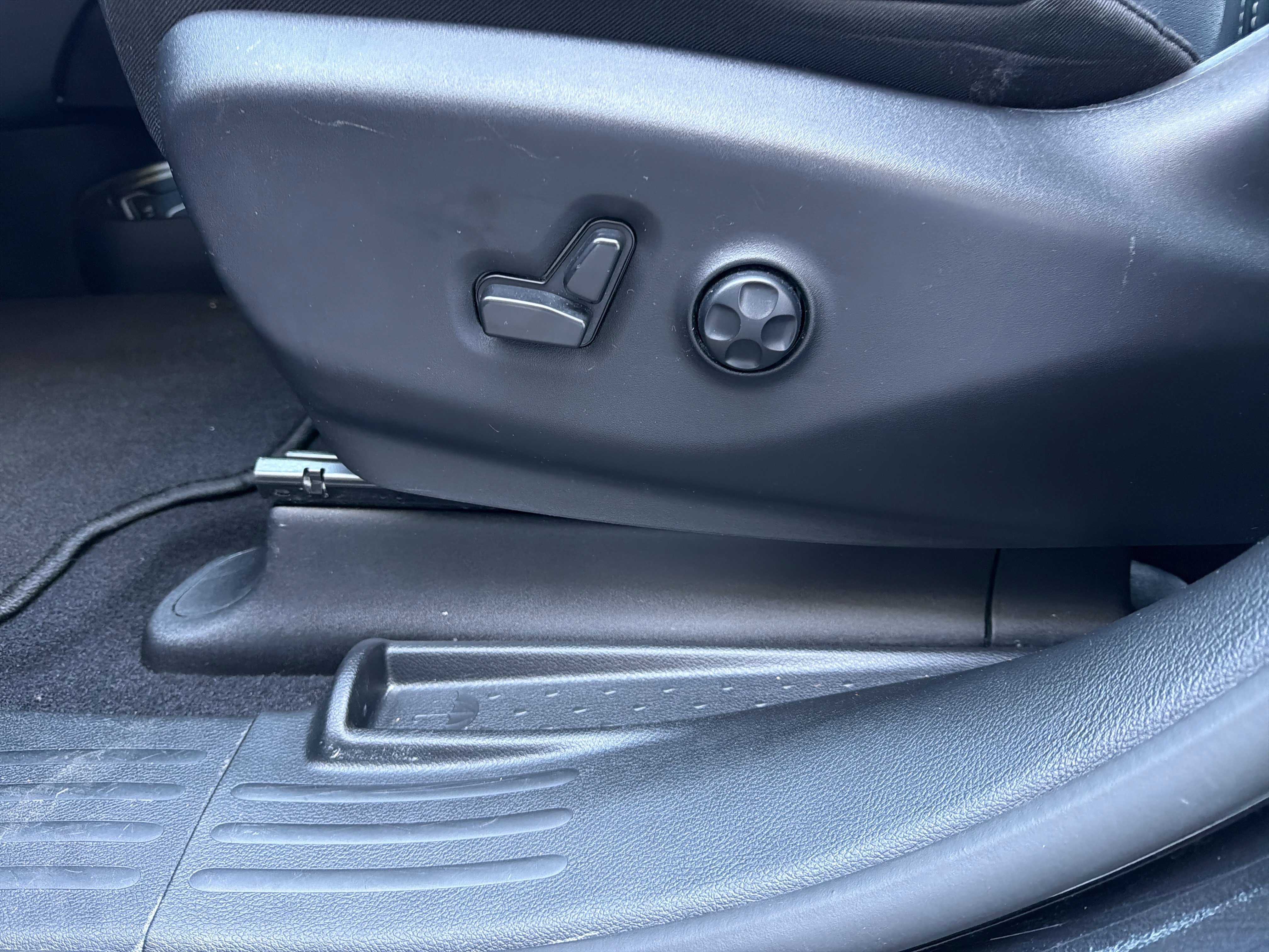 Used 2025 Chrysler Pacifica Select image 30