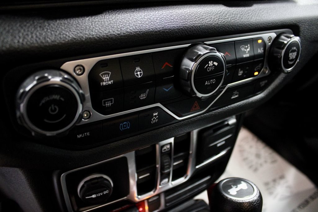Used 2024 Jeep Wrangler Unlimited AWD/4WD image 29