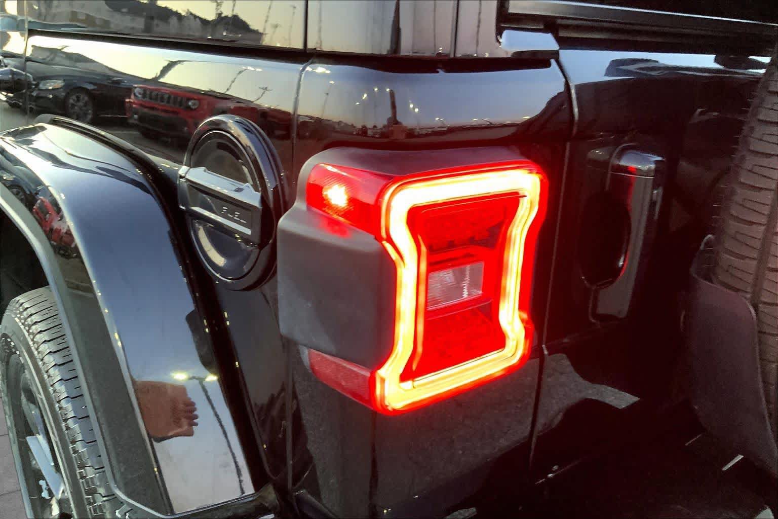 Used 2023 Jeep Wrangler Unlimited Sahara AWD/4WD image 38