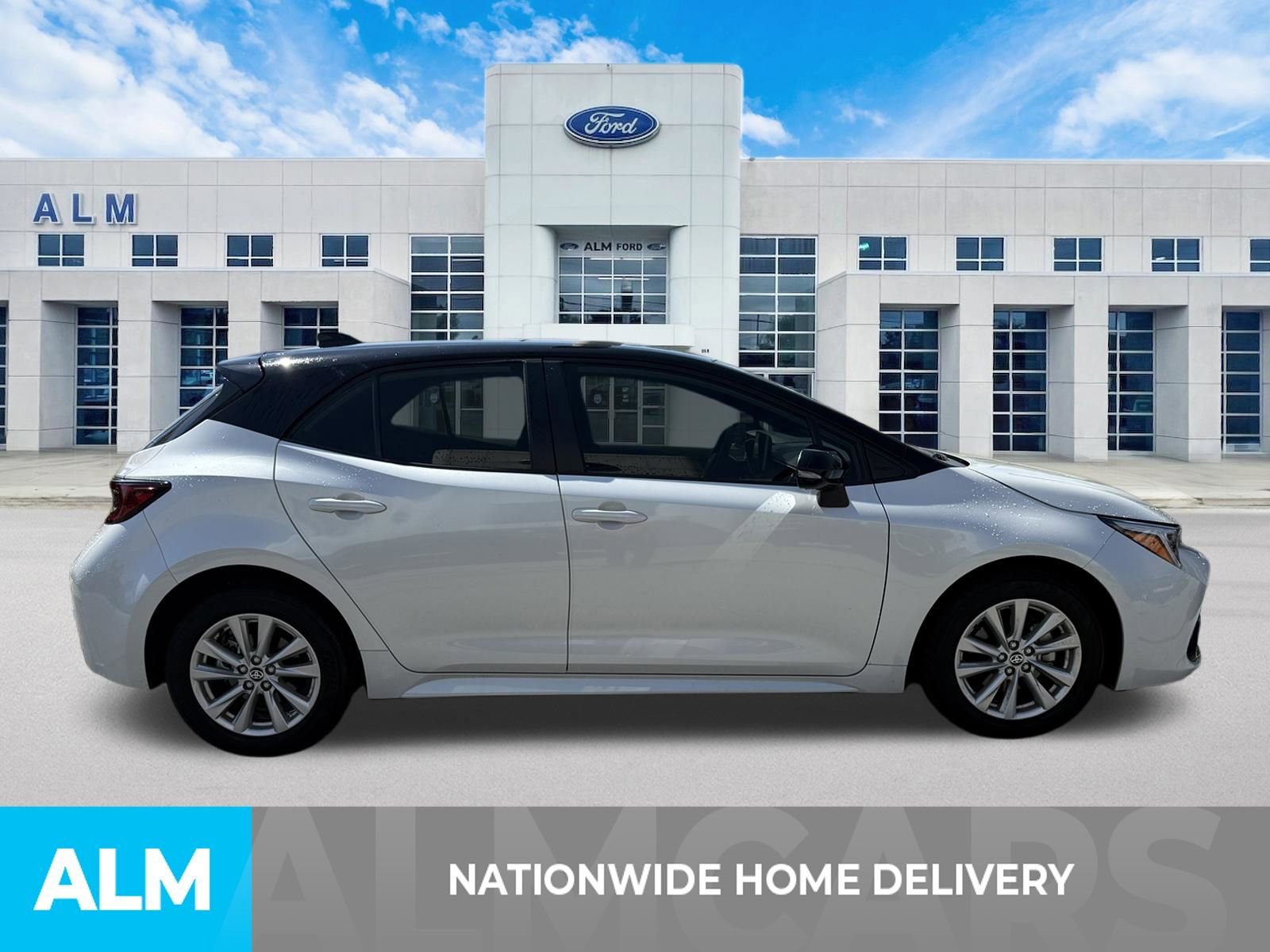 Used 2025 Toyota Corolla SE w/ SE Package image 4