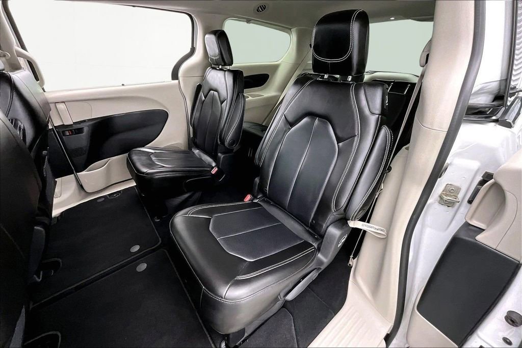 Used 2023 Chrysler Pacifica Touring-L image 26