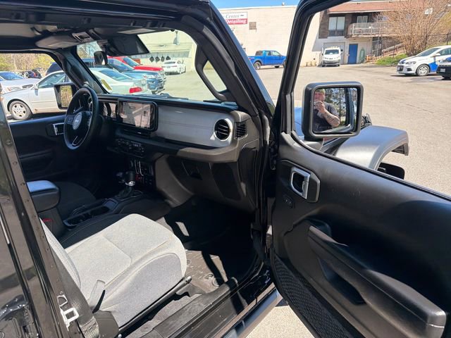 Used 2024 Jeep Wrangler Willys AWD/4WD image 19