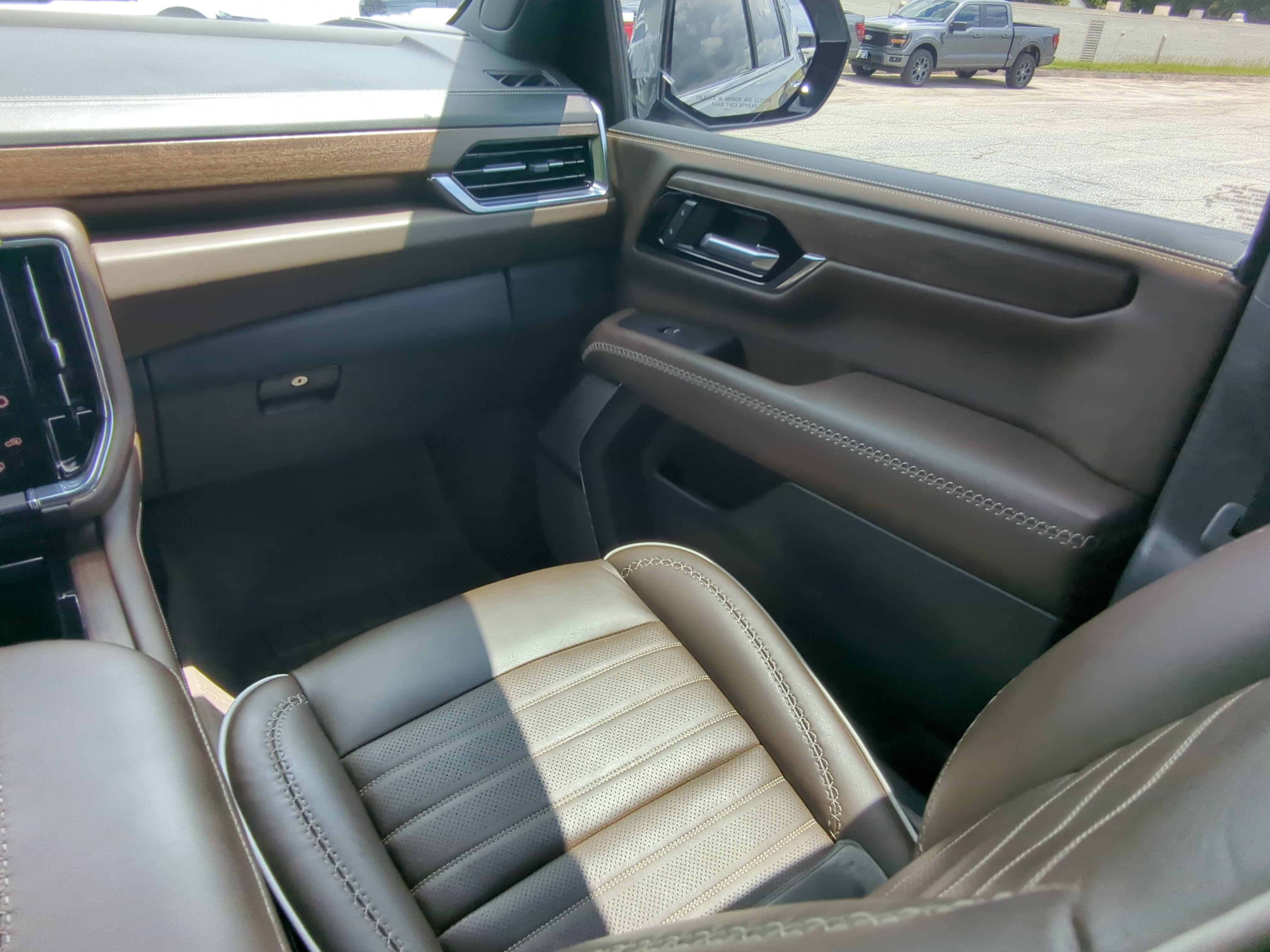 Used 2025 GMC Yukon XL Denali Ultimate w/ LPO, Floor Liner Package AWD/4WD image 15