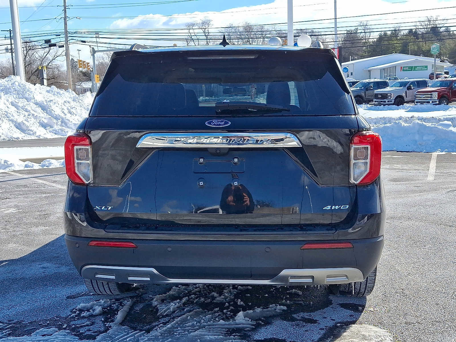 Certified 2022 Ford Explorer XLT w/ Equipment Group 202A image 3