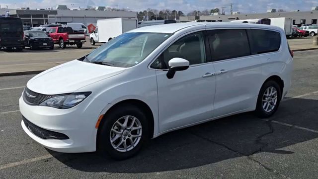 Used 2022 Chrysler Voyager LX image 2