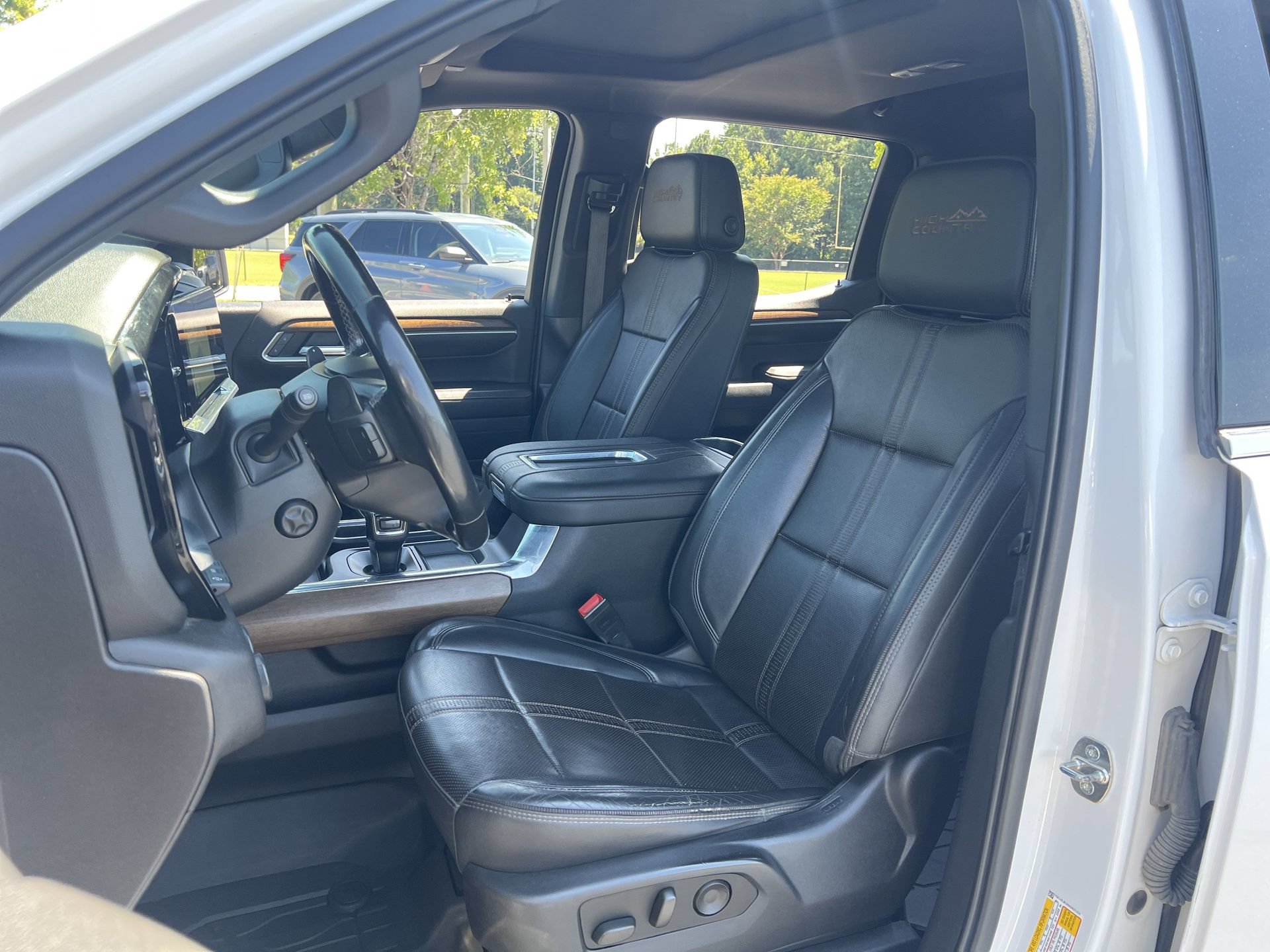 Used 2022 Chevrolet Silverado 1500 High Country w/ High Country Premium Package AWD/4WD image 17