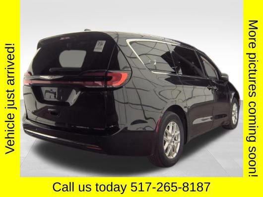 Used 2023 Chrysler Pacifica Touring-L FWD image 3
