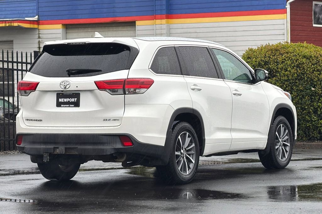 Used 2018 Toyota Highlander XLE image 3
